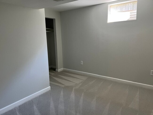 Building Photo - Renovated End-Unit Townhome