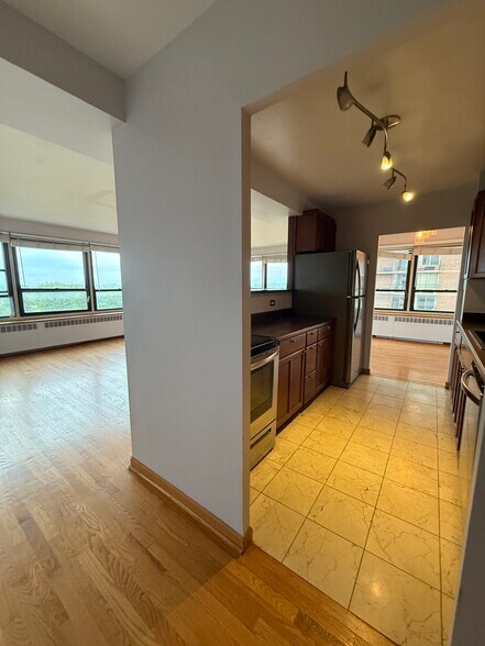 Building Photo - 4230 N Marine Dr