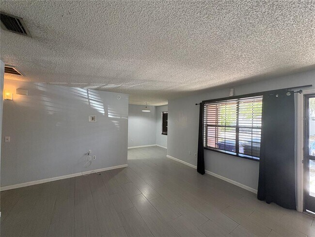 Building Photo - 411 Garden Dr