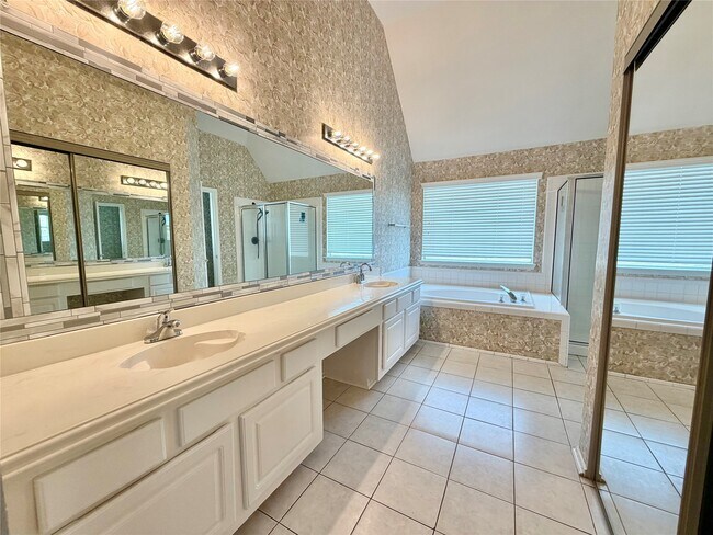 Building Photo - 4614 Forest Home Dr