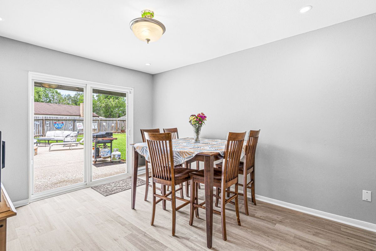 Building Photo - 1046 Apache Falls Dr
