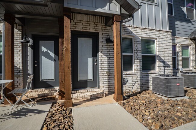 Building Photo - 2 bedroom 2.5 bath Home In Fayetteville!