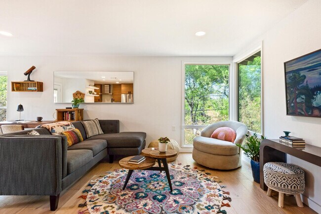 Building Photo - 2906 Westhill Dr