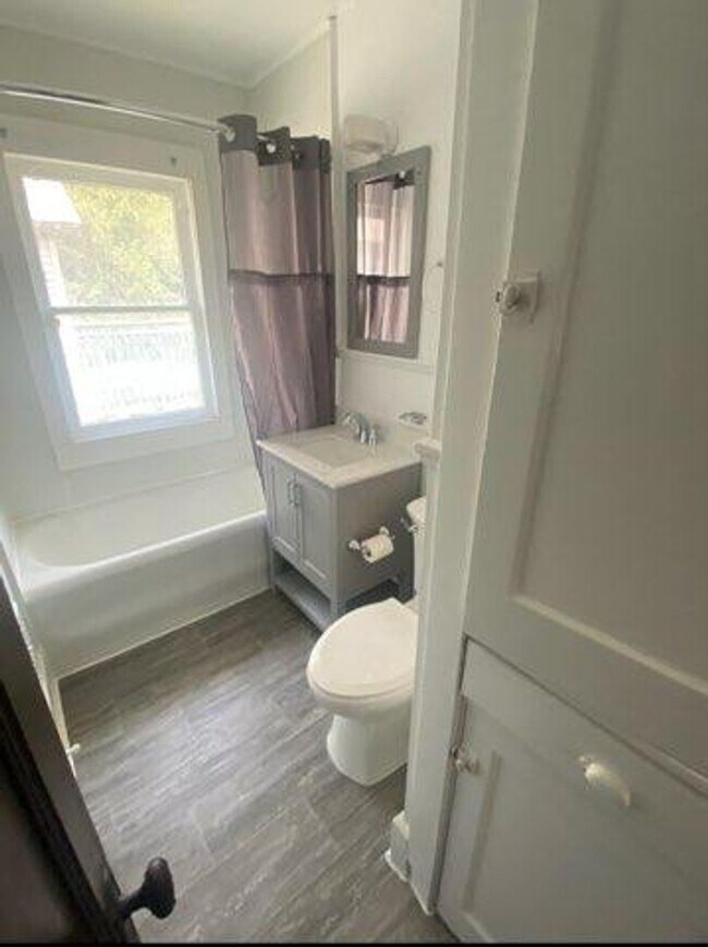 Building Photo - 2 br, 1 bath House - 906 N Mercer