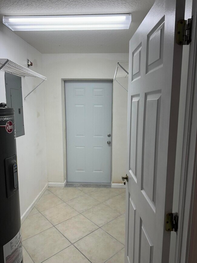 Building Photo - 4942 Dillon St