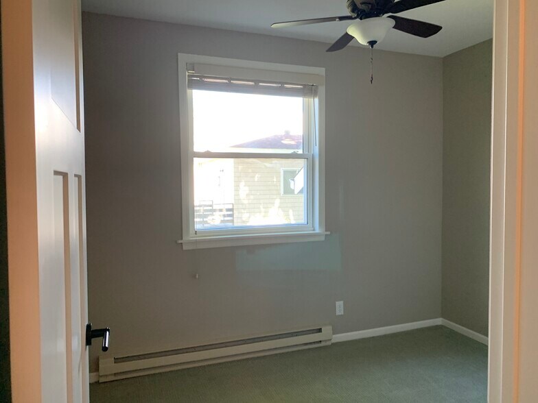 Building Photo - 465 W 5th St