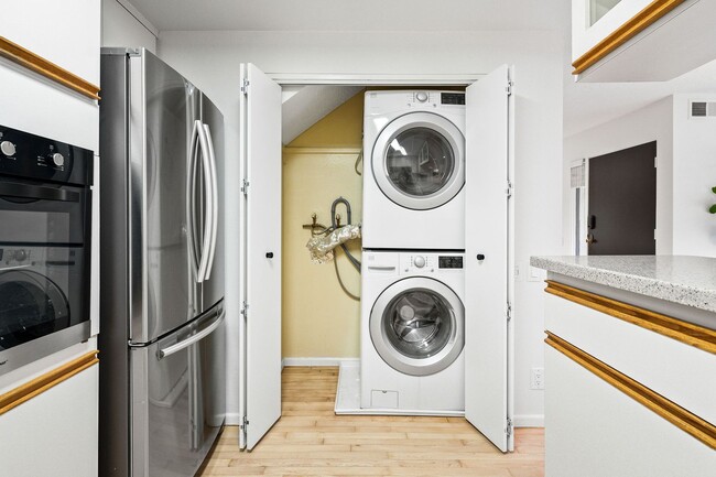 Building Photo - Natural Sunlight in every room, Palos Verdes Estates