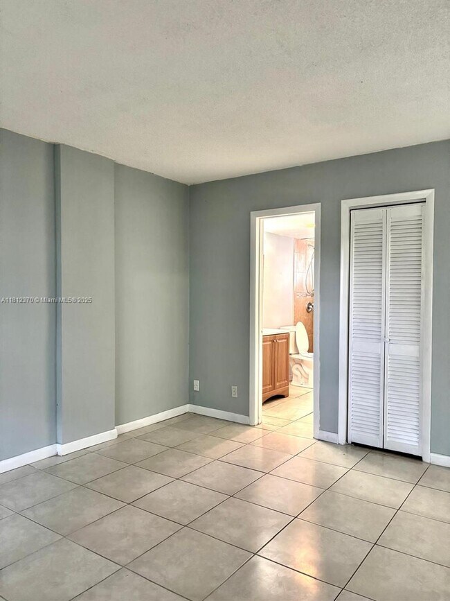 Building Photo - 1333 E Hallandale Beach Blvd
