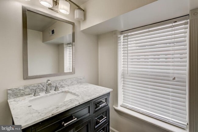 Building Photo - 1458 Riverside Ave