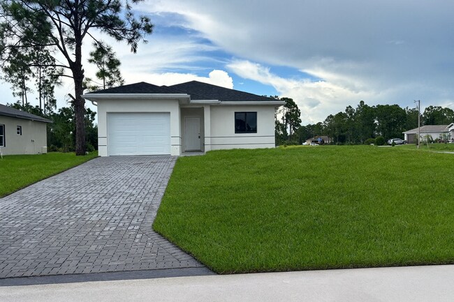 Building Photo - 729 Lamar St E