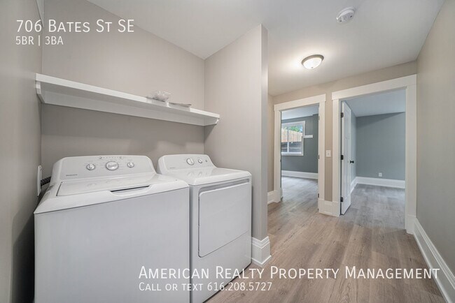 Building Photo - 706 Bates St SE