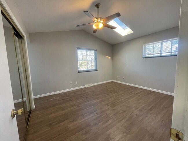 Building Photo - $0 DEPOSIT OPTION. TRI-LEVEL AURORA HOME WITH MODERN AMENITIES AND SPACIOUS INTERIORS