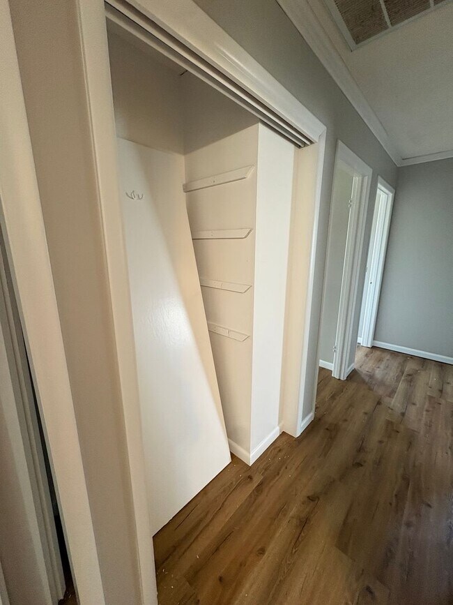 Building Photo - 1303 E Division St