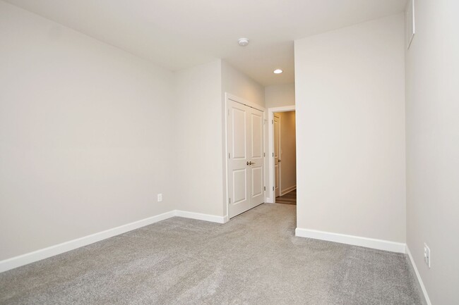 Building Photo - Spacious Cascadia Townhome With Rooftop Te...