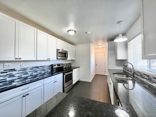 Building Photo - 3 Bedroom, 2 bath house