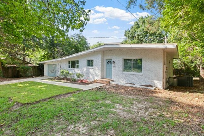 Building Photo - 3 bedroom 2 bath house 1-car garage walk to TMH!! Available in MAY!