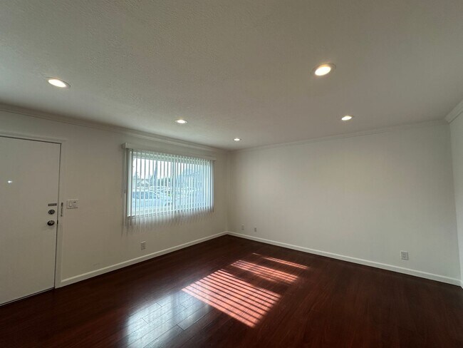 Building Photo - Updated 2 Bed / 1 Bath - Ground Floor Condo - Commuter-Friendly Location