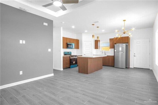 Building Photo - 608 N Onyx Ave