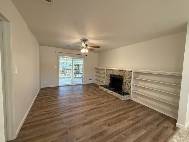 Building Photo - Newly renovated single story in Greenwood Estates!