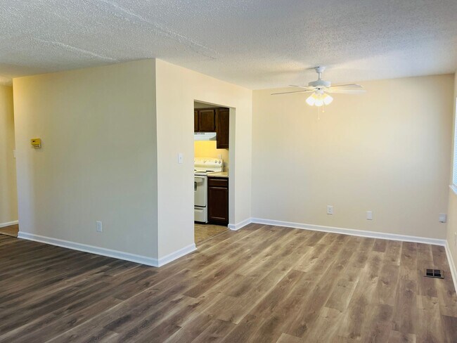 Building Photo - 13-15 Oakmount Dr