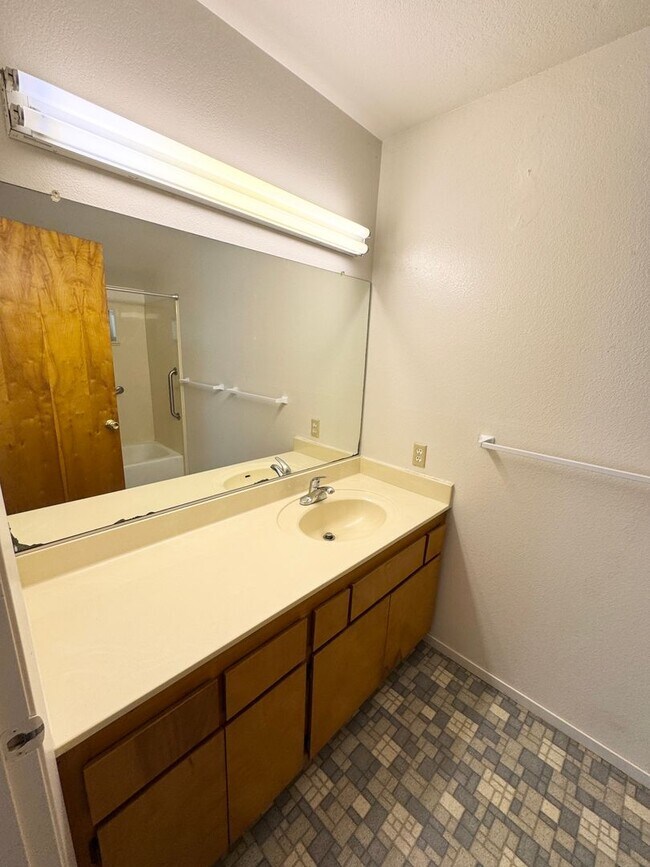 Building Photo - 4 Bedroom, 2 Bath River Park Home – Cul-de-Sac Location | Sacramento, CA