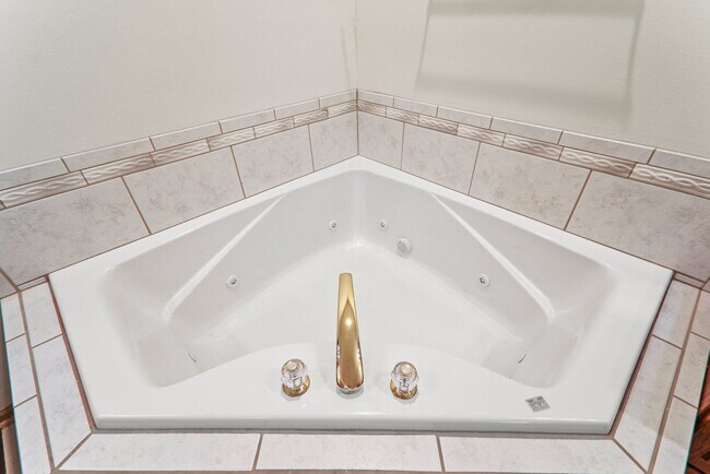 Building Photo - 9621 Shadow Wood Dr