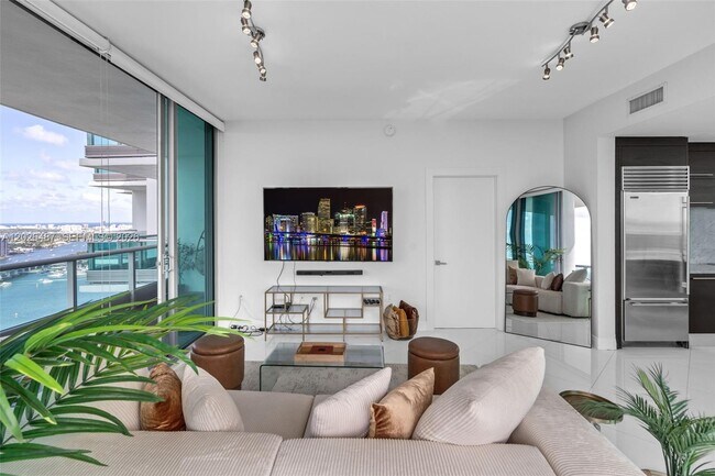 Building Photo - 900 Biscayne Blvd