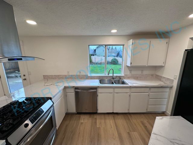 Building Photo - Charming 3-Bed Home with 2.5 Baths in Troutdale - Your Spacious Retreat Awaits!