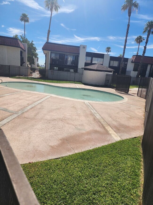 Building Photo - 3 bedroom/ 2 bath condo 1st floor condo