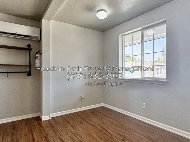 Building Photo - 1212 E Sherman Ave