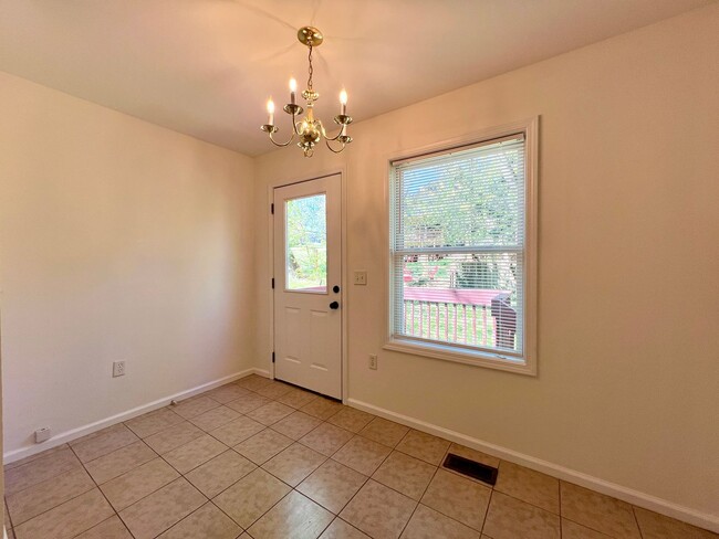 Building Photo - 3 Bedroom in West Asheville!