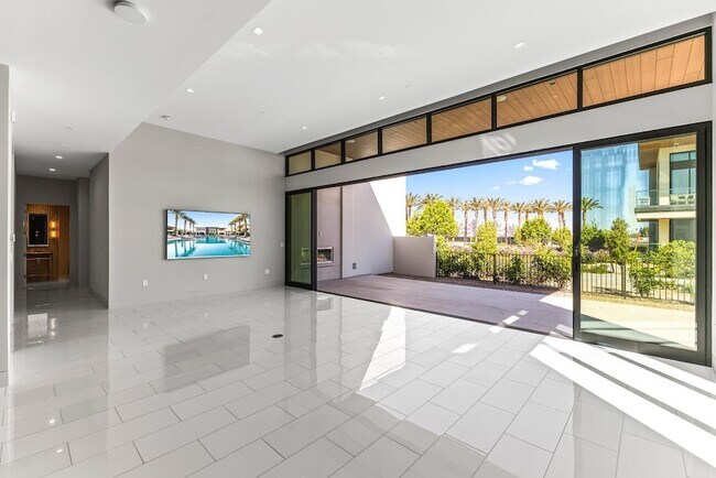 Building Photo - 6587 N Palmeraie Blvd