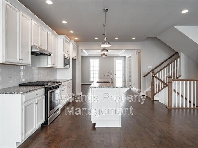 Building Photo - 1451 Hastings Cres