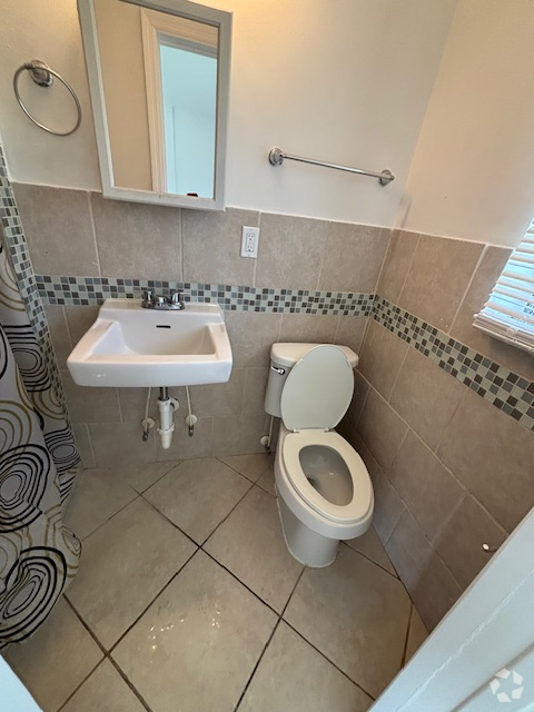 Building Photo - 1064 N Tamiami Trl