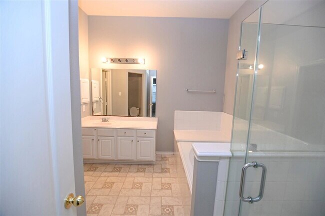 Building Photo - Promenade Lane, Pearland, TX 77584 - 4 BR 2 BA single-family home