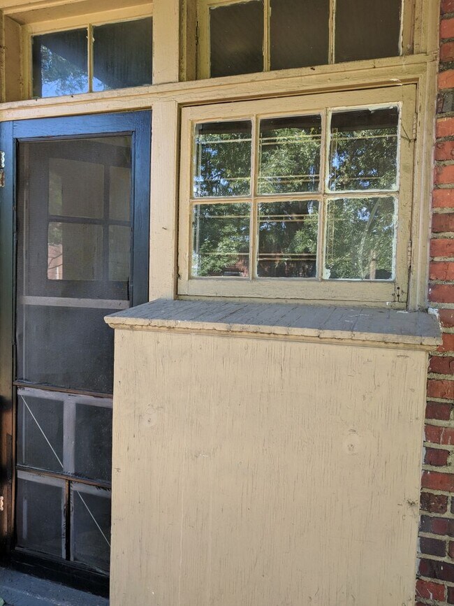 Building Photo - 118 S Colonial Ave