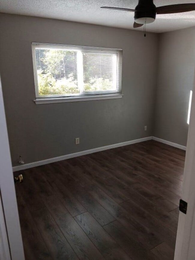 Building Photo - 2423 Mariposa Ave