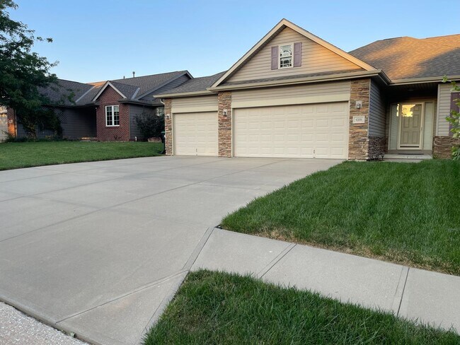 Building Photo - Spacious home in super nice neighborhood in Northwest Omaha