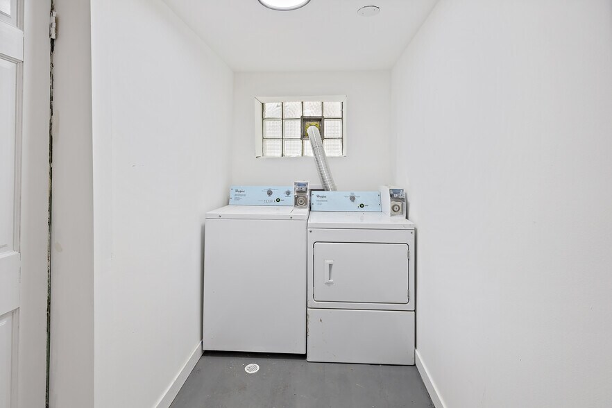 Building Photo - 4737 N Kildare Ave