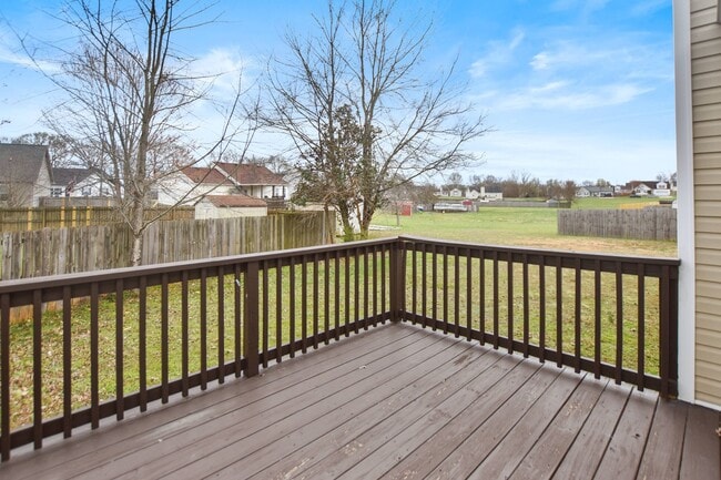 Building Photo - Three Bedroom with Bonus!