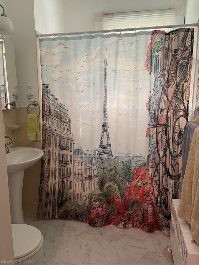 Building Photo - Charming Home with Large Backyard Near Radford University