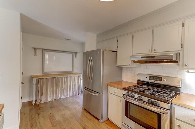 Building Photo - Beautiful 3 BR/2 BA home available in the ...