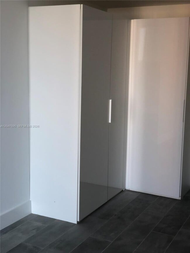 Building Photo - 1010 Brickell Ave