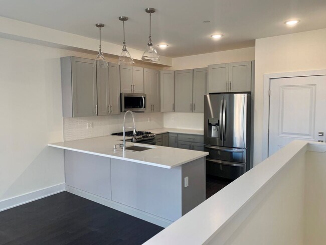 Building Photo - Luxurious 1-Bedroom Apartment in Olde Kens...