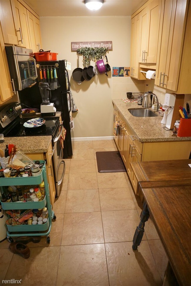 Building Photo - 660 Roble Ave