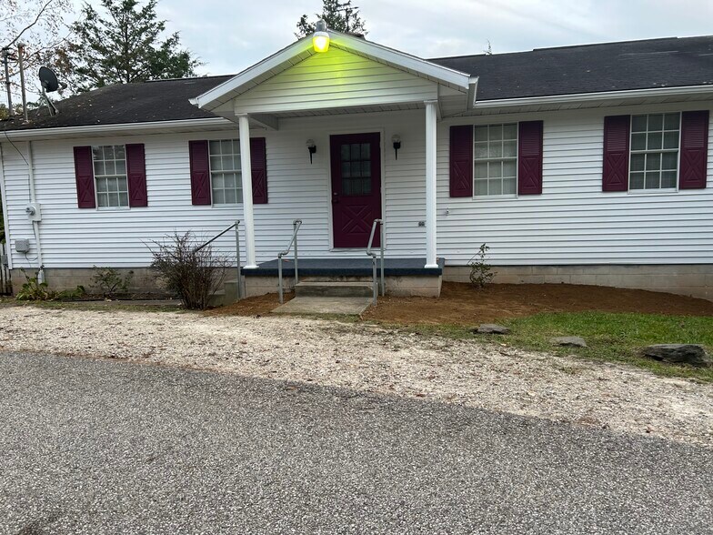 Primary Photo - 1 Lakeview Dr
