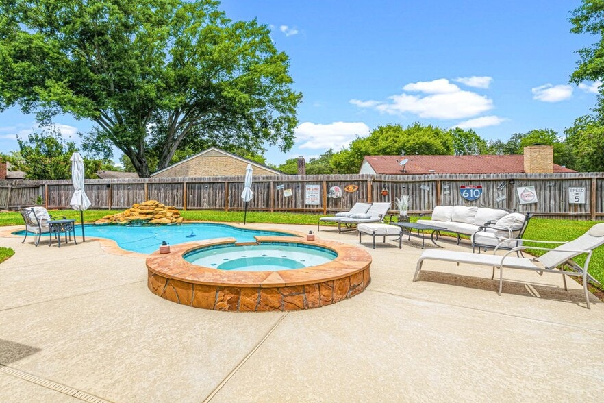 Building Photo - 1046 Apache Falls Dr