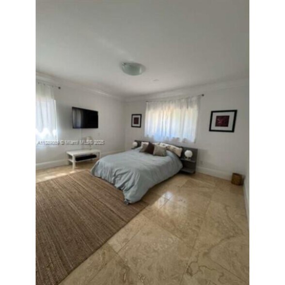 Building Photo - 6015 Pine Tree Dr