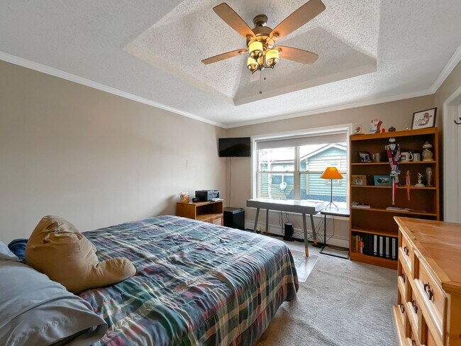 Building Photo - On Bus Route! 2bed/2.5 Bath, Sunny Town House!