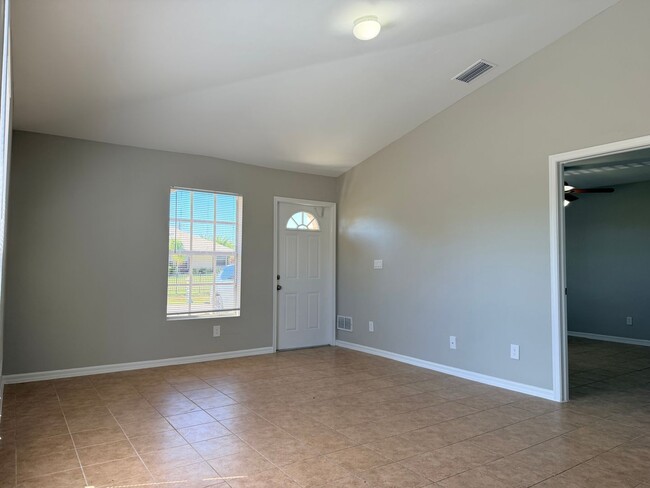 Building Photo - 3 bedrooms and 2 baths! FRESHLY RENOVATED!